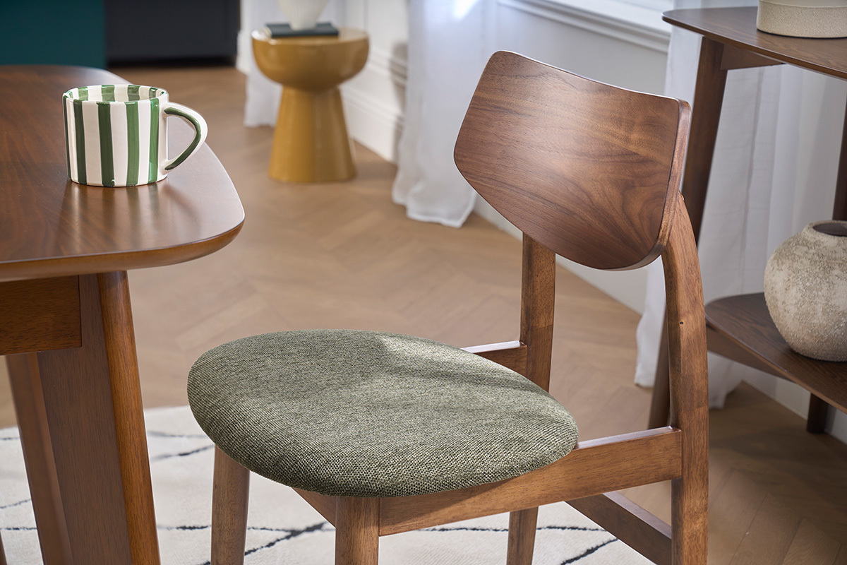 Skandinavischer Stuhl aus dunklem Holz und khakigr�nem Samtstoff, Seitenansicht.