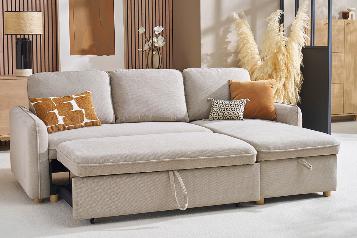 Ecksofa umwandelbar in beige Samtoptik-Stoff, Frontansicht in einem Wohnzimmer.