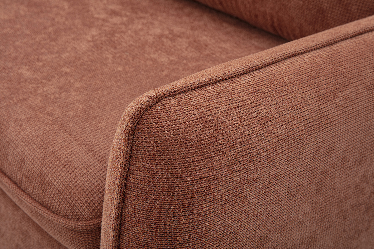 Nahaufnahme der Armlehne des ORSO Sofas in gebranntem Samt-Effekt-Stoff.