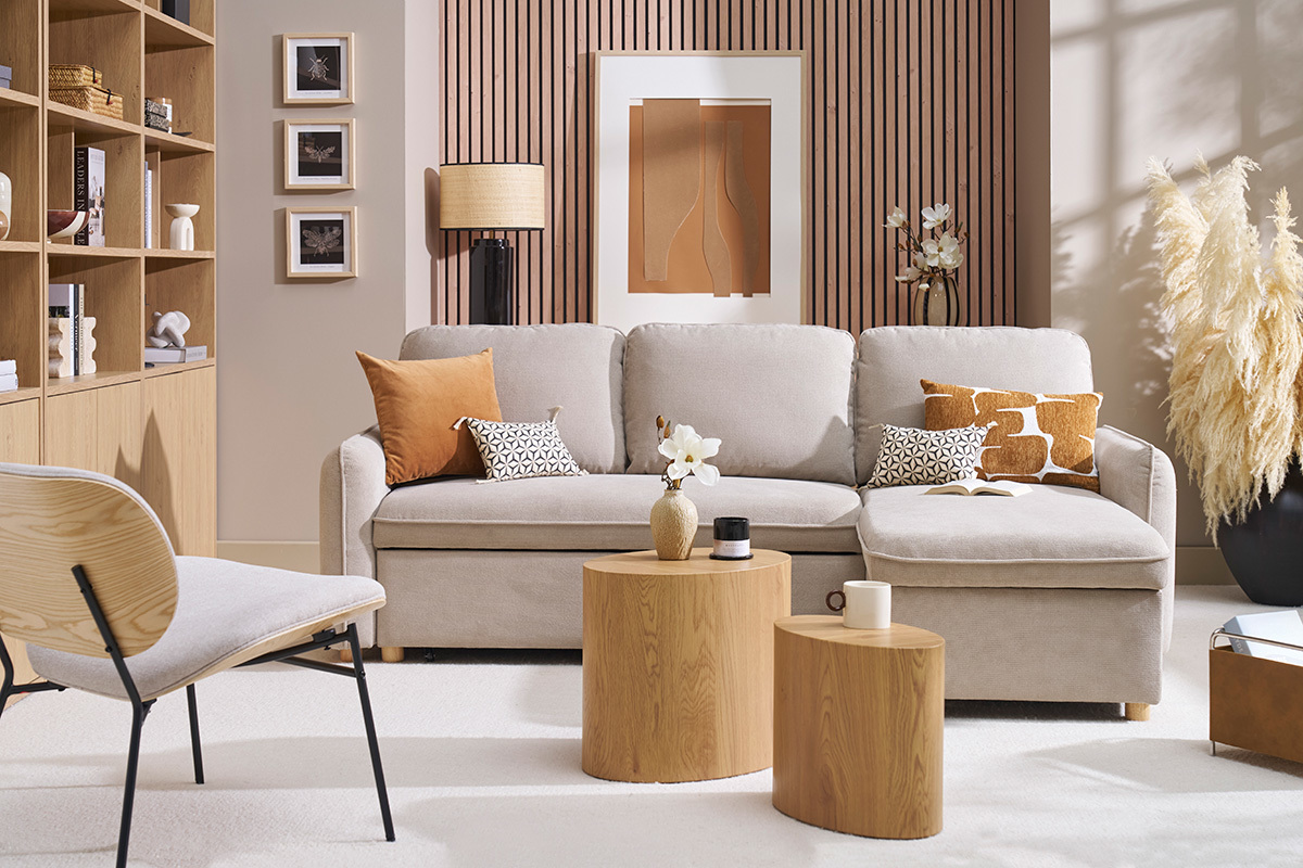 Ecksofa mit umkehrbarer Schlaffunktion und Stauraum, 3-Sitzer in strukturiertem Samt-Optik Stoff beige und hellem Holz ORSO