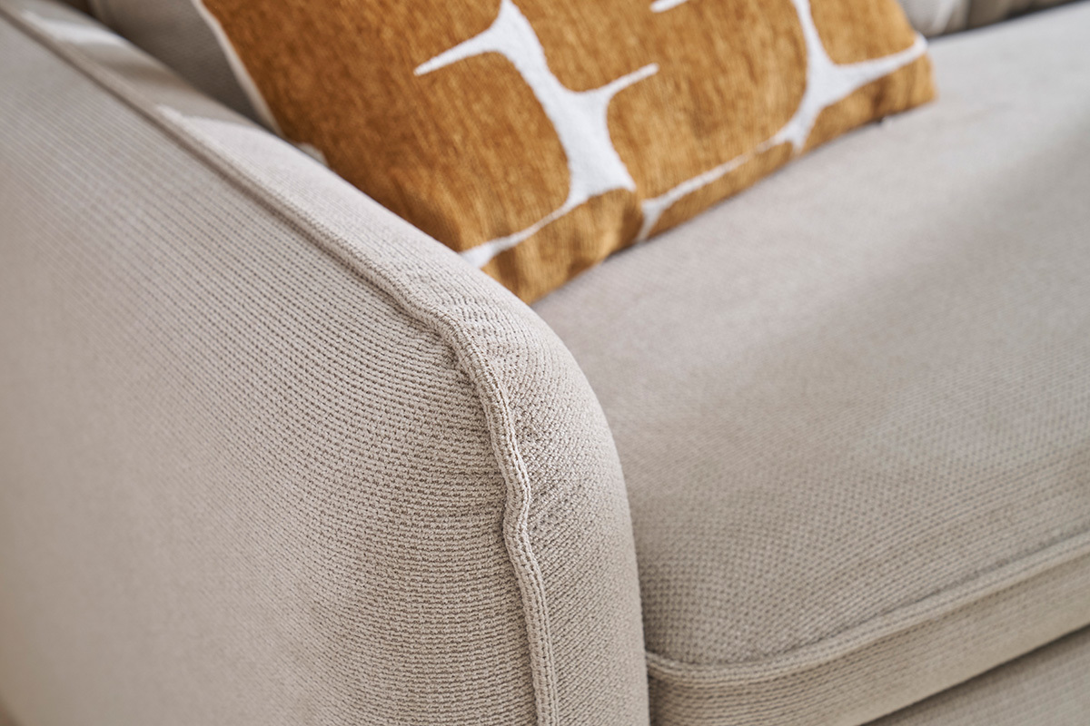 Ecksofa mit umkehrbarer Schlaffunktion und Stauraum, 3-Sitzer in strukturiertem Samt-Optik Stoff beige und hellem Holz ORSO