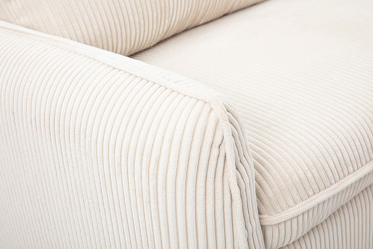 Nahaufnahme des beige Cordstoffes eines ORSO-Sofas.