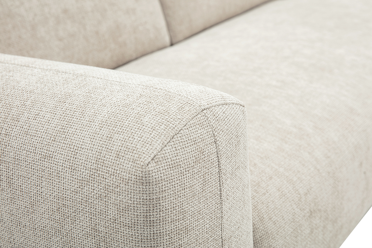 Nahaufnahme des beigen, texturierten Samteffekt-Stoffes des Ecksofas HORACIO.