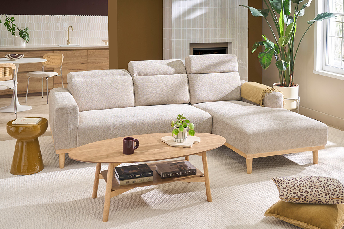 Ecksofa rechts 3-Sitzer mit verstellbaren Kopfst�tzen in beige samtartigem strukturiertem Stoff und hellem Holz HORACIO