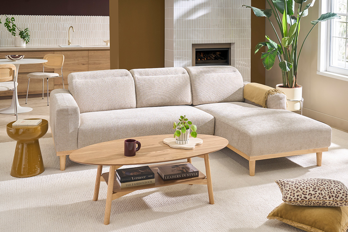 Ecksofa rechts 3-Sitzer mit verstellbaren Kopfst�tzen in beige samtartigem strukturiertem Stoff und hellem Holz HORACIO