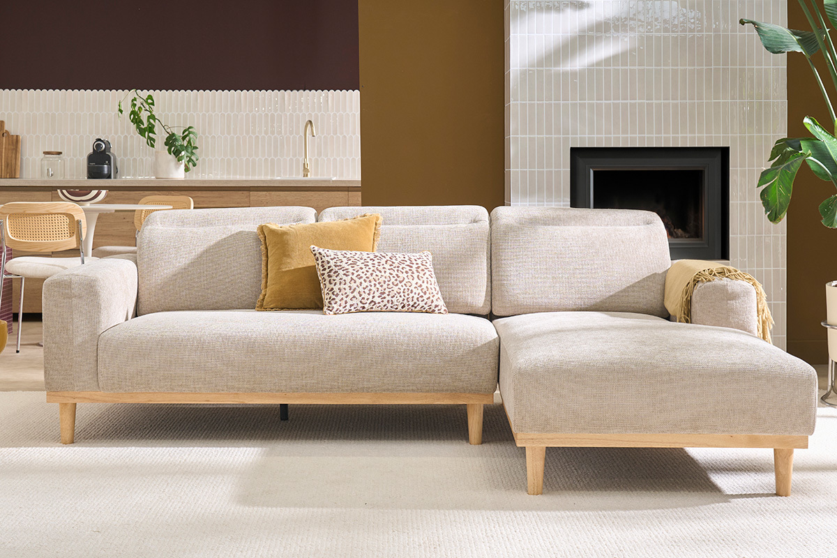Ecksofa rechts 3-Sitzer mit verstellbaren Kopfst�tzen in beige samtartigem strukturiertem Stoff und hellem Holz HORACIO