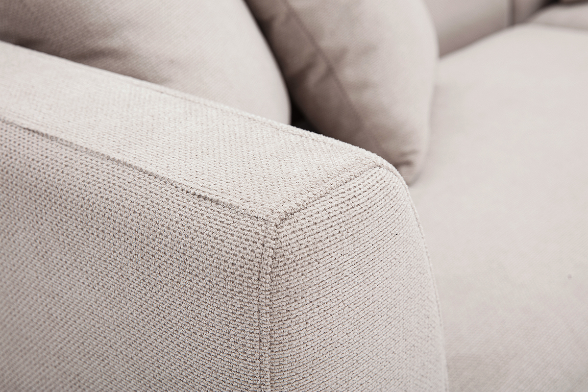 Nahaufnahme des beigen Chenille-Stoffes des rechten Ecksofas IVAR, zeigt seine weiche Textur.