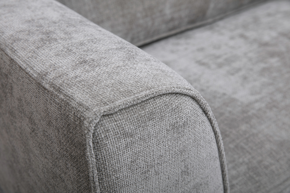 Nahaufnahme des grauen, texturierten Samteffekt-Stoffes eines Sofas.