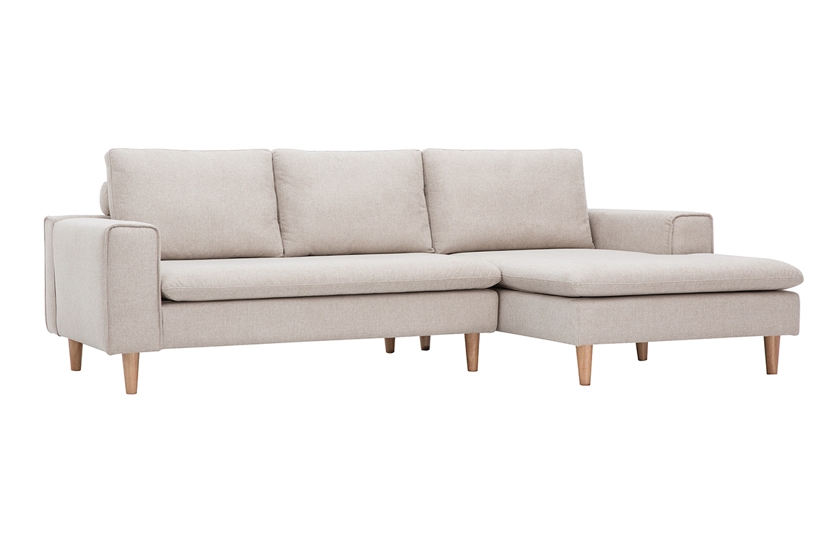 Beiges Ecksofa rechts in Samtoptik mit hellen Holzbeinen, Ansicht von 3/4.