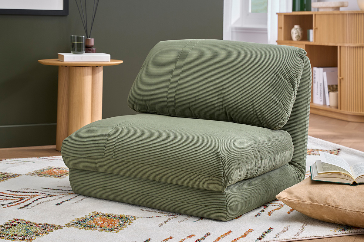 Klappsessel aus gr�nem Cord, 3/4 Ansicht in einem Wohnzimmer.