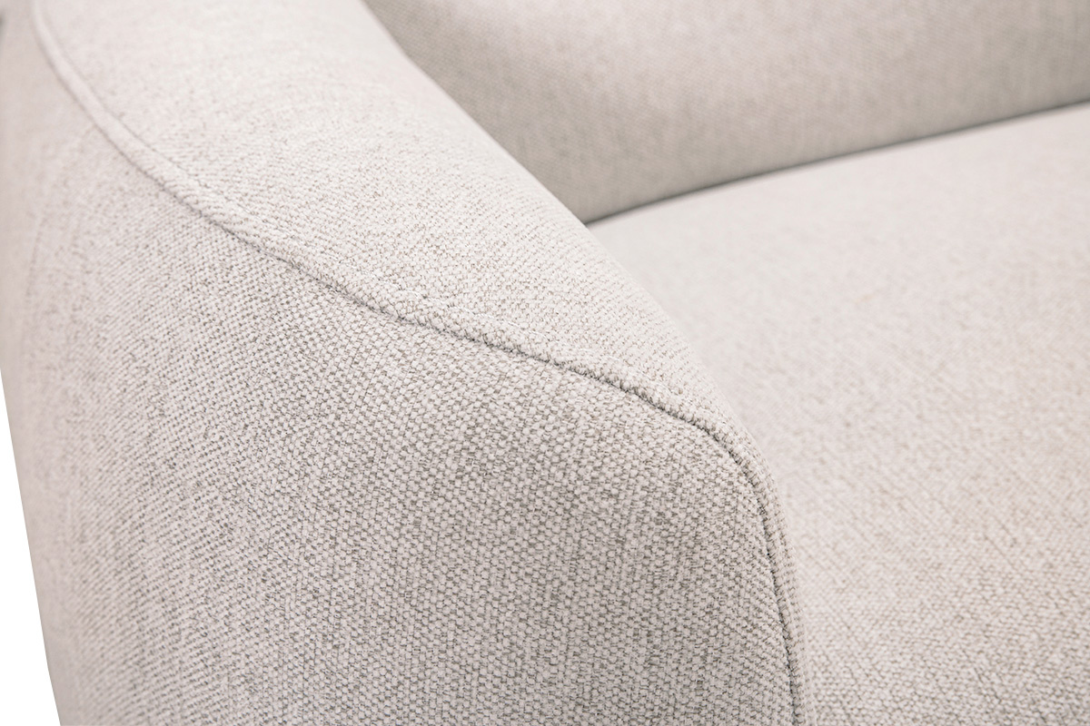 Detail der Armlehne des 3-Sitzer-Elektrosofas aus beigem Stoff mit strukturierter Samtoptik.