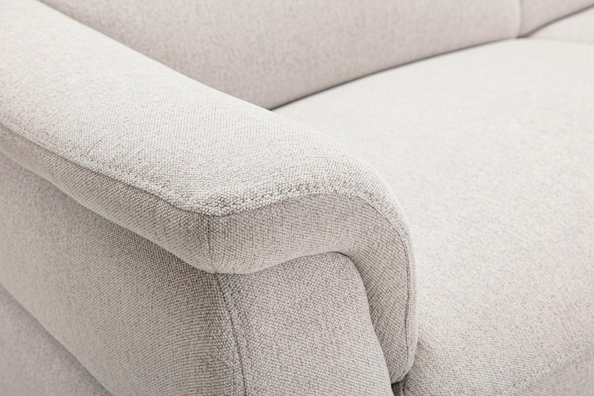 Detail des Arms des 3-Sitzer-Elektrosofas VERBIER aus beigem Stoff mit strukturierter Samtoptik