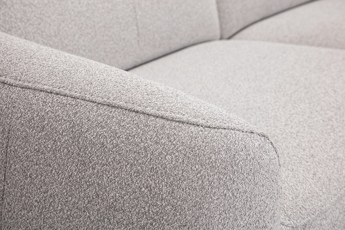 Detail eines 3-Sitzer-Elektrosofas aus hellgrauem Stoff mit strukturierter Samtoptik, Nahaufnahme eines Winkels.