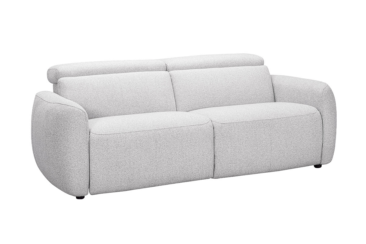 Hellgraues elektrisches 3-Sitzer-Sofa mit verstellbaren Kopfst�tzen und Fu�st�tze, 3/4-Ansicht.