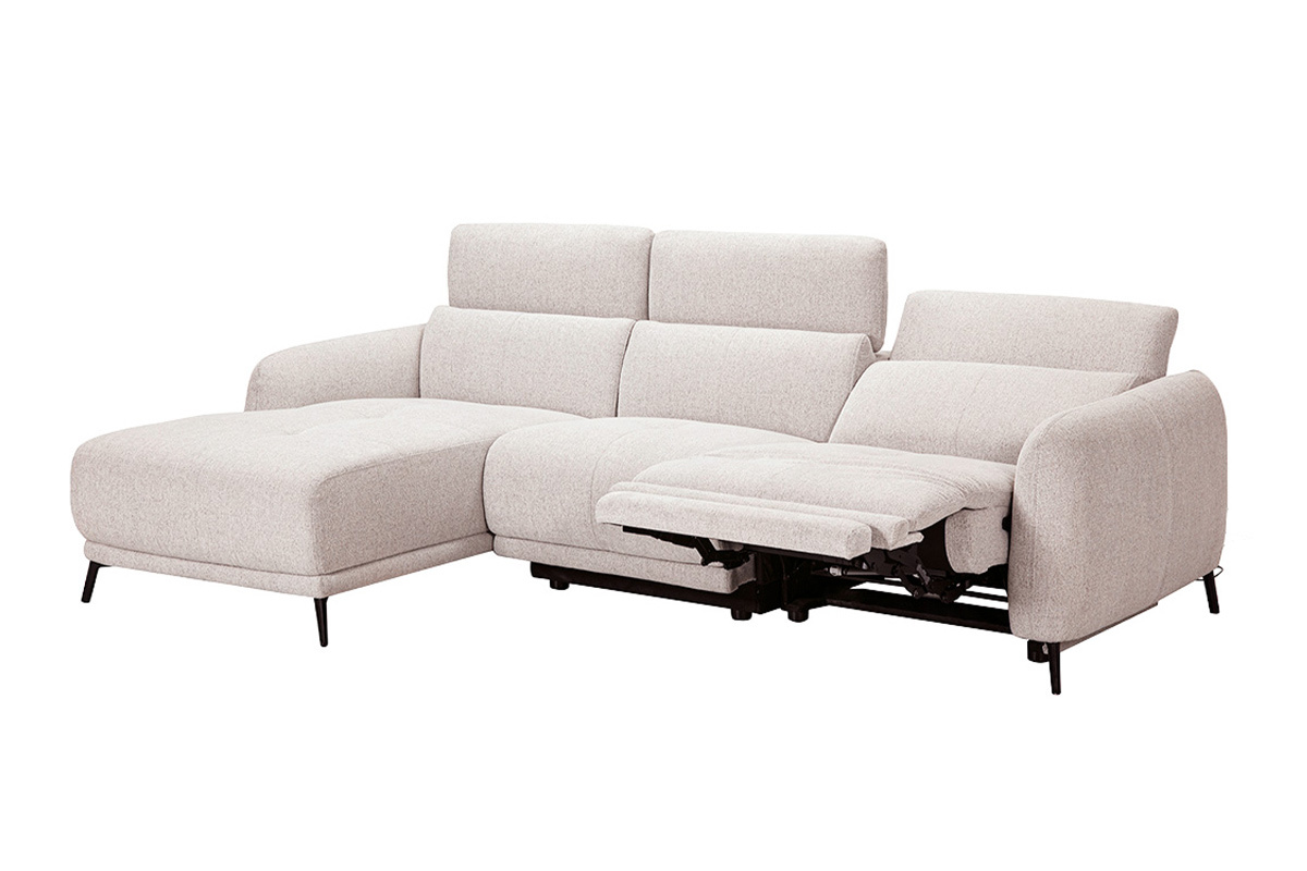 Beiges elektrisches linksseitiges Ecksofa mit verstellbaren Kopfst�tzen und Fu�st�tze, 3/4-Ansicht.