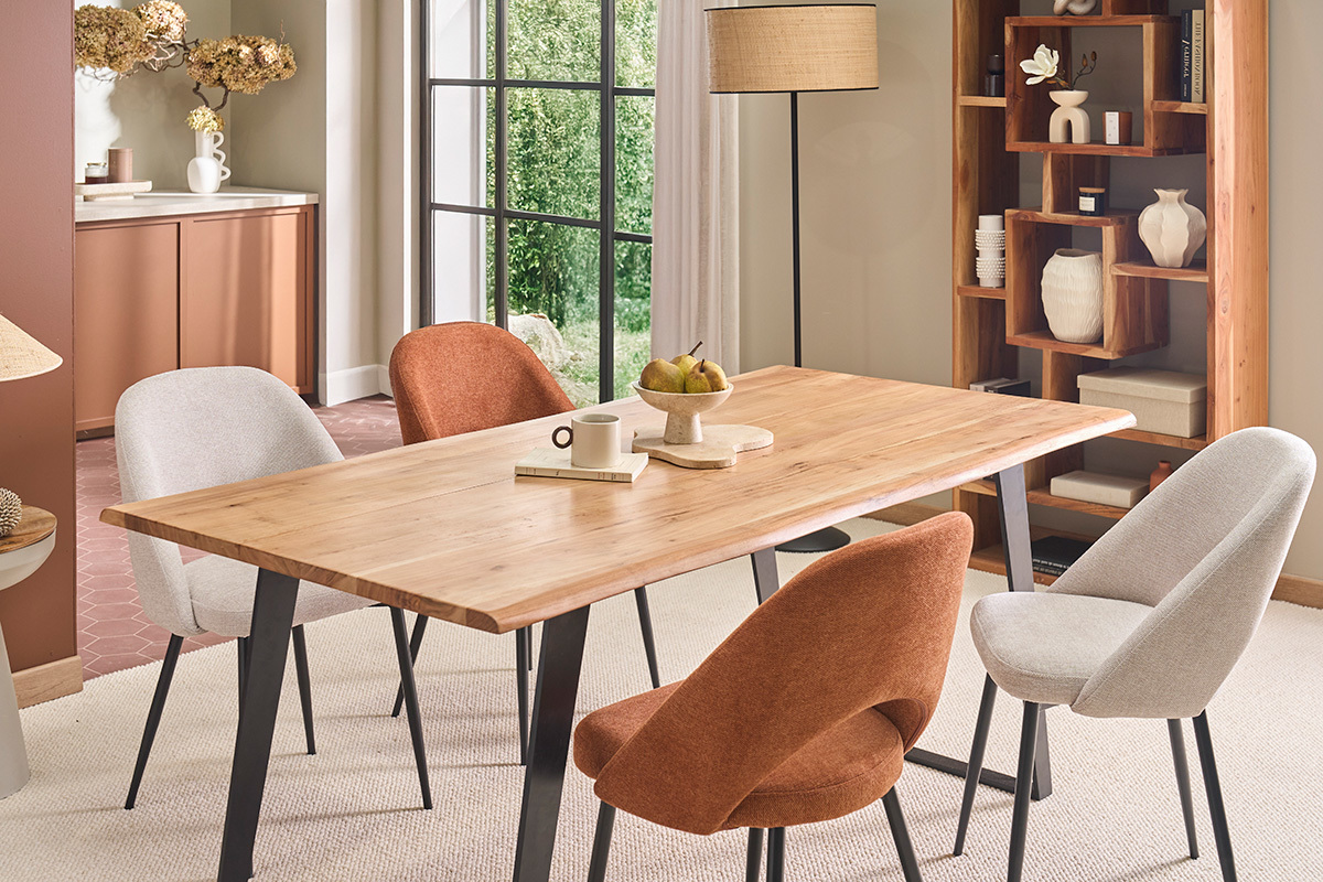 Rechteckiger Esstisch aus Holz und schwarzem Metall mit St�hlen, Innenansicht.