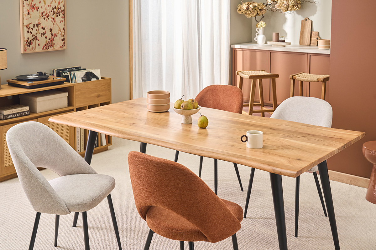 EDGE Esstisch aus Holz und schwarzem Metall mit St�hlen, Eckansicht.