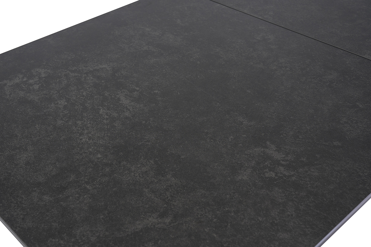 Detailansicht der schwarzen Keramikplatte des ausziehbaren Tisches CARA