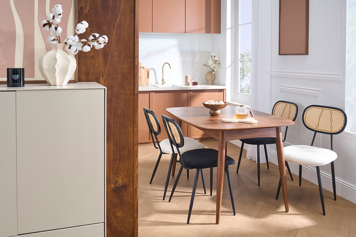 Ausziehbarer NORDECO Esstisch aus Nussbaum mit St�hlen, Teilansicht in einem modernen Esszimmer.