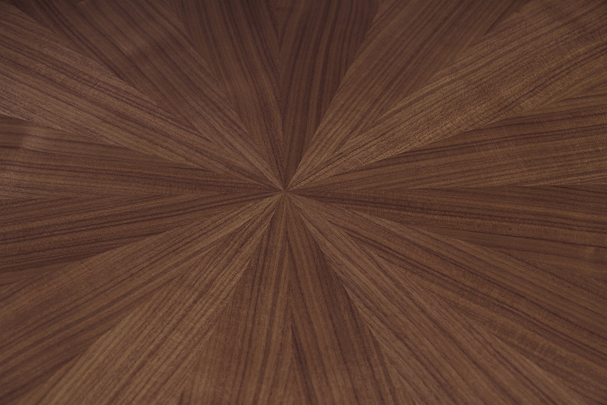 Detail der Nussbaumfurnierplatte des runden Tisches DIELLI.