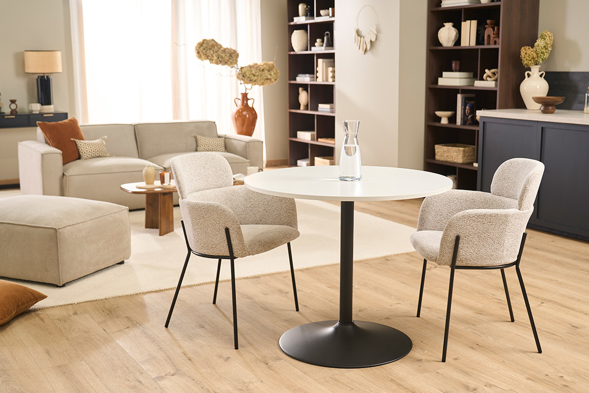 Runder wei�er Tisch und schwarzes Metall CALISTA mit zwei St�hlen.