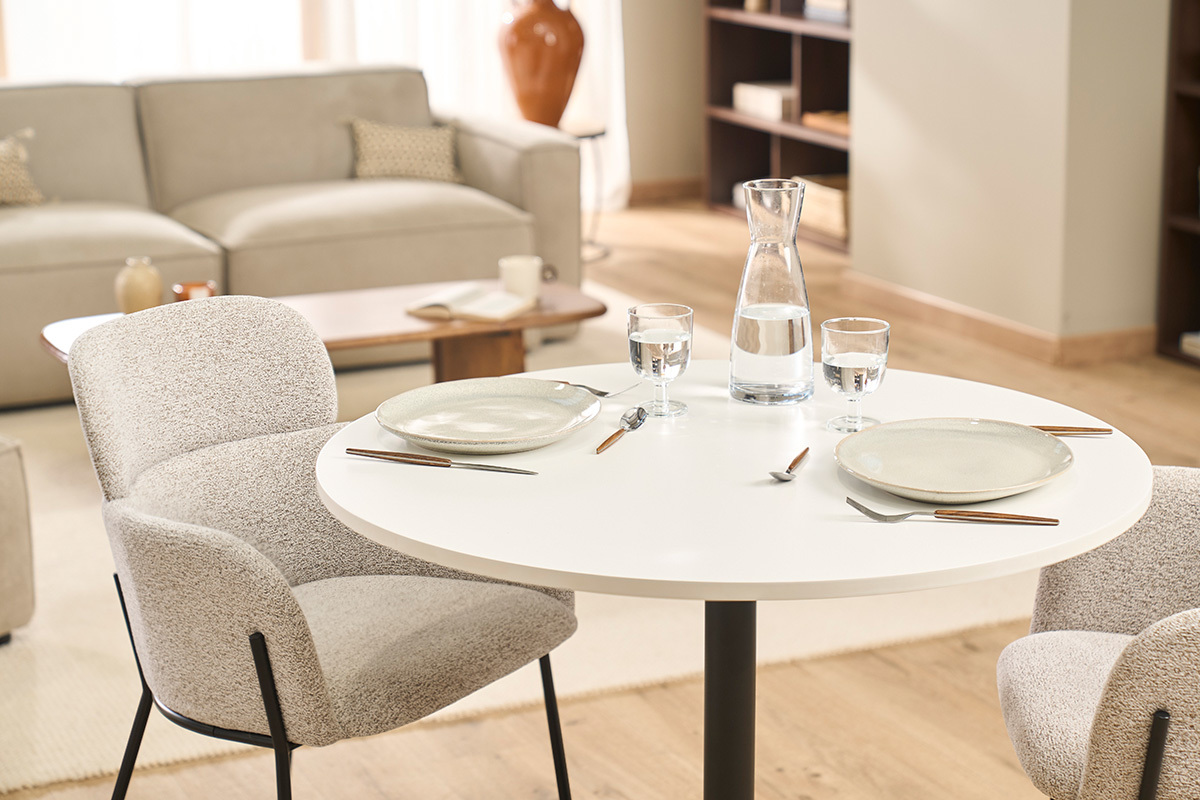 Runder Esstisch CALISTA in Wei� und Schwarzmetall mit Geschirr und Karaffe, Draufsicht.