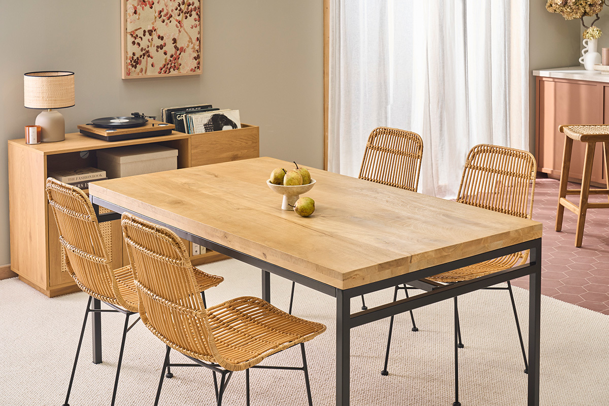 Industrieller Esstisch aus Holz und Metall mit Rattanst�hlen, Blickwinkel.