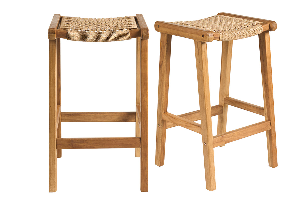 2er Set Barhocker aus Teakholz und Rattan-Geflecht, Frontansicht.