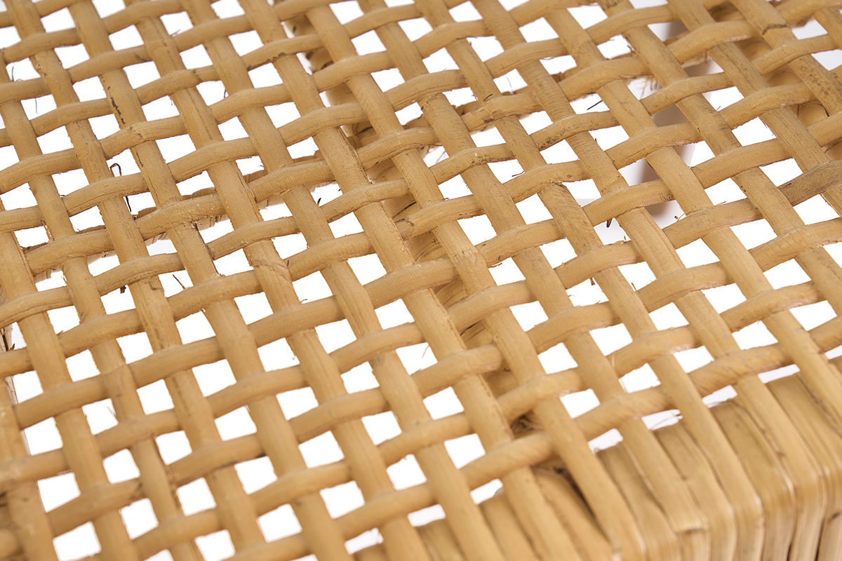 Detail der Rattan-Flechtung des Stuhls aus massivem Teakholz NEGARA auf wei�em Hintergrund.
