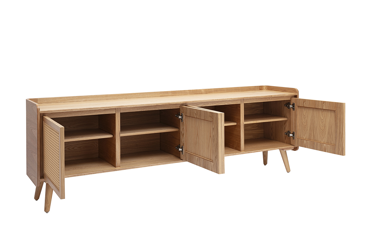 TV-M�bel aus hellem Eschenholz und Rattan-Geflecht, 3/4-Ansicht mit ge�ffneten T�ren, vier Innenf�chern.