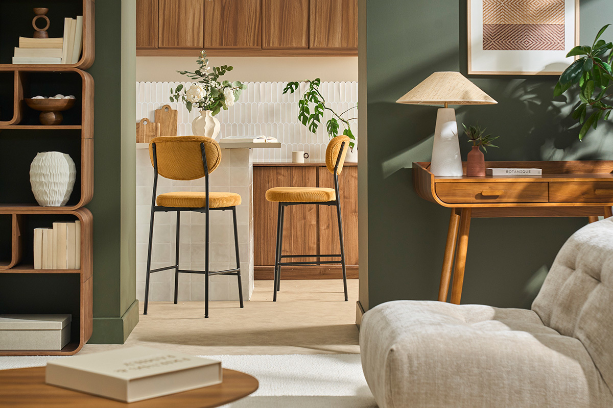 Feste Barhocker aus gelbem Curry-Stoff, H65 cm, in einem modernen Interieur