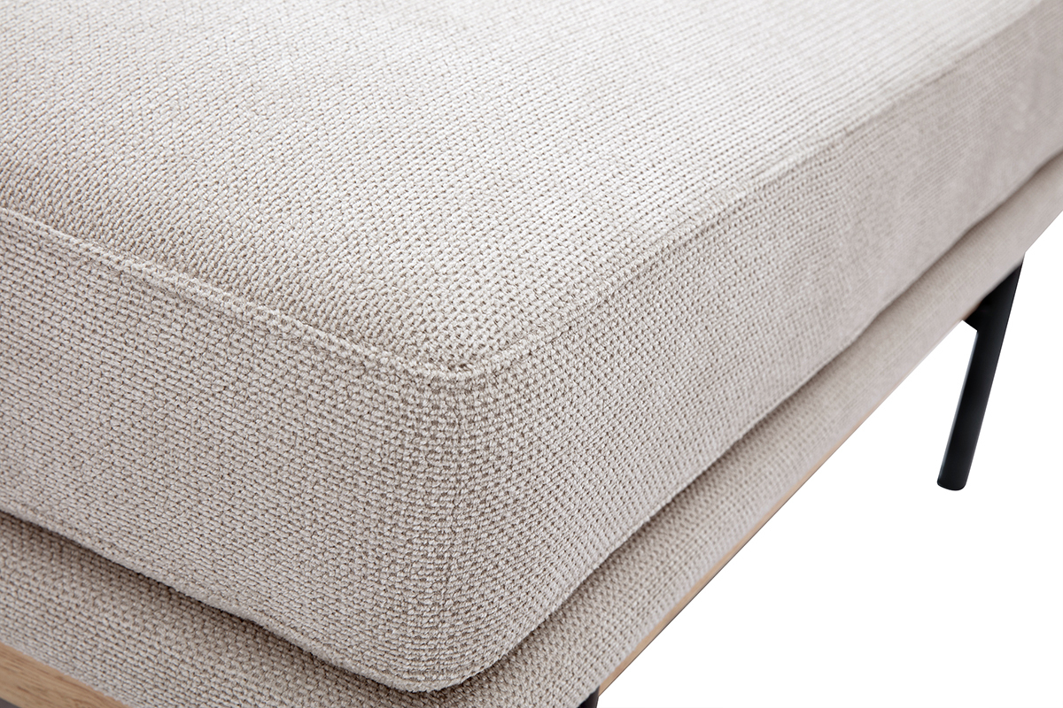 Nahaufnahme des beigen Chenille-Stoffes des Fu�hockers mit schwarzen Metallbeinen.