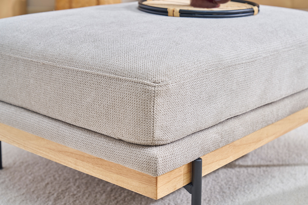 TODD Pouf aus beige Chenille-Stoff, Nahaufnahme, mit Holzbasis und schwarzen Metallf��en.