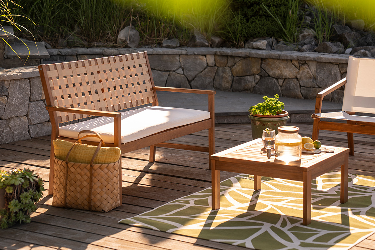 Gartenbank aus Massivholz 2-Sitzer mit wei�em Kissen und Riemen L114 cm SANTANA