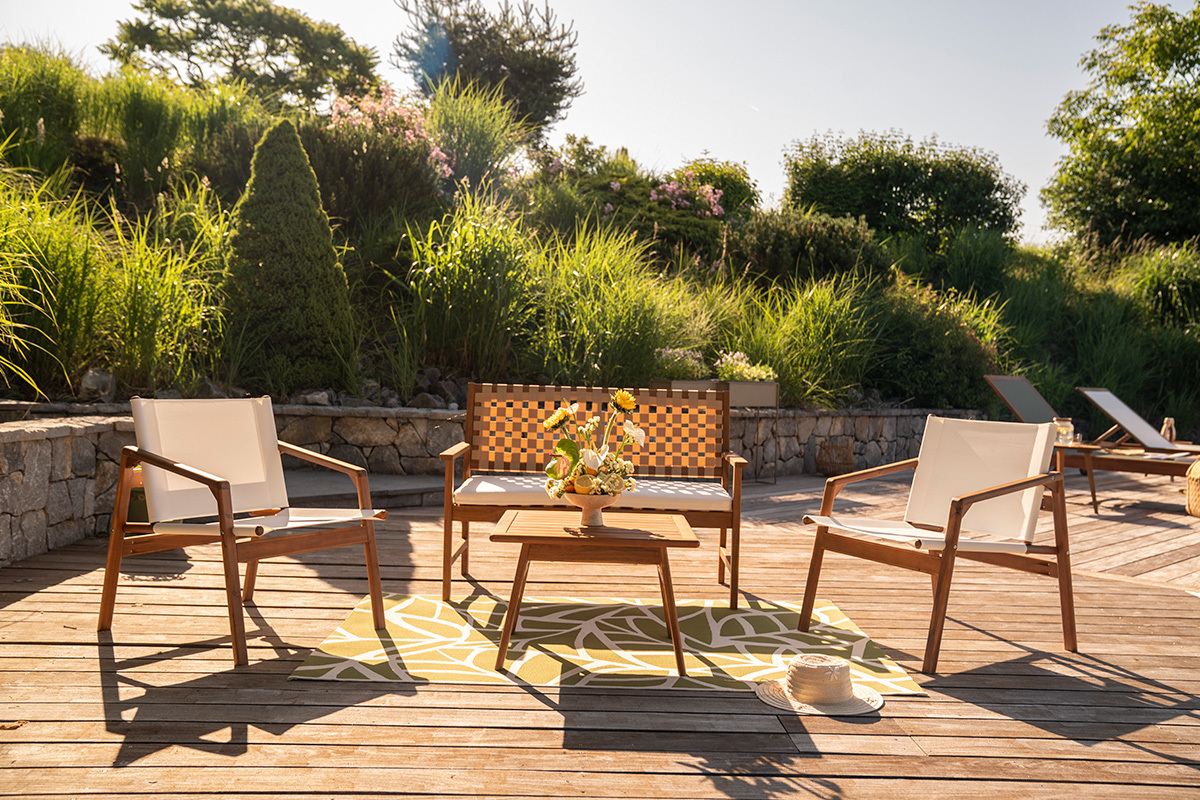 Gartenbank aus Massivholz 2-Sitzer mit wei�em Kissen und Riemen L114 cm SANTANA