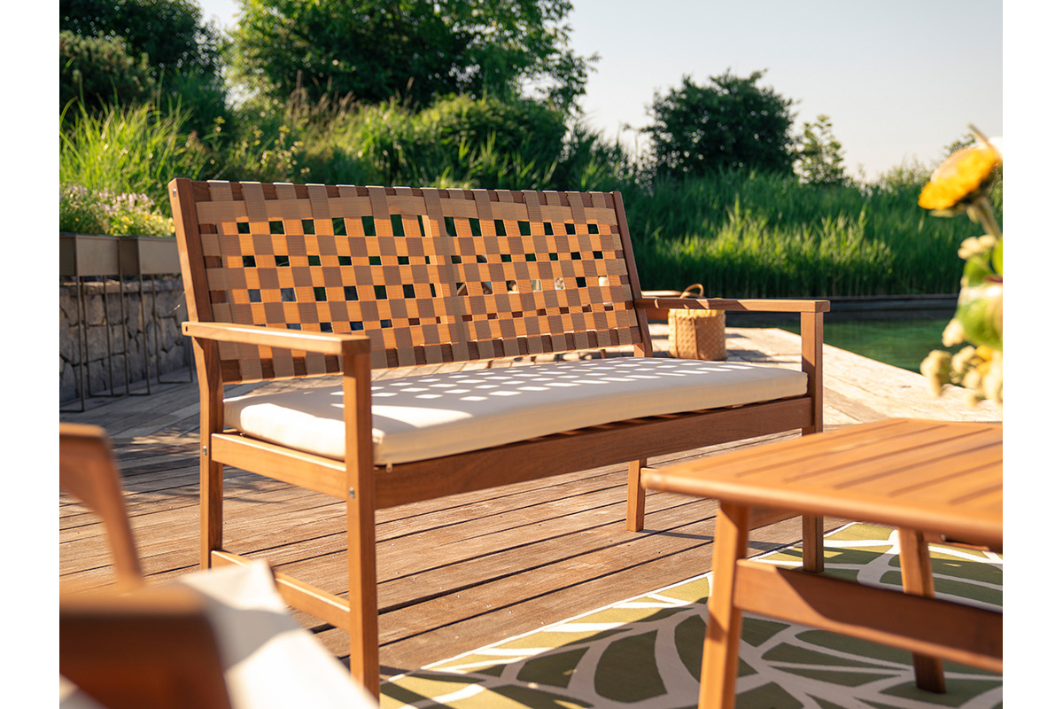 Gartenbank aus Massivholz 2-Sitzer mit wei�em Kissen und Riemen L114 cm SANTANA