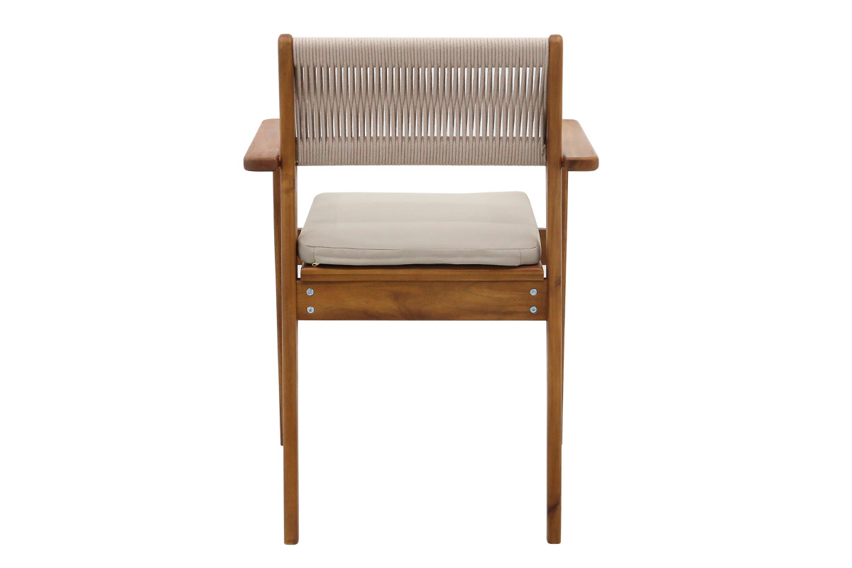 Gartenstuhl aus Holz und geflochtener Schnur mit beigem Kissen, R�ckansicht.