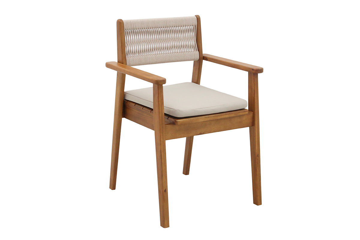 Gartenstuhl aus Akazienholz und Seil, 3/4 Ansicht mit beigem Kissen.