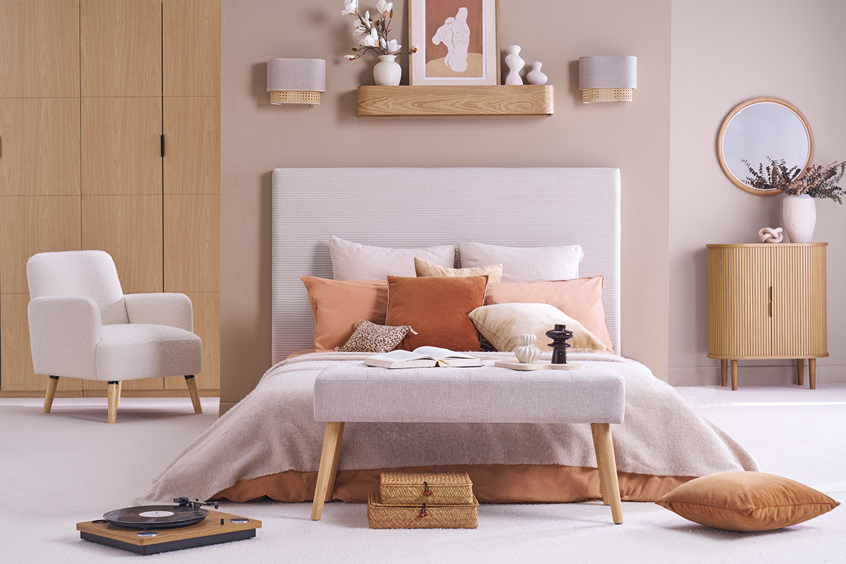 Gepolsterte skandinavische Bank aus beigem Stoff mit Samteffekt und hellem Holz B96 cm GUESTA