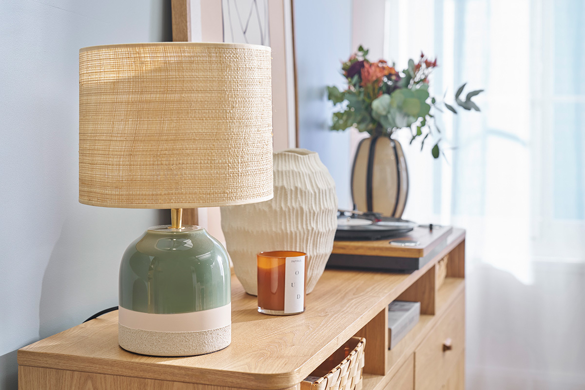 Grne Keramiktischlampe mit Rattanlampenschirm H35 cm PIEGA