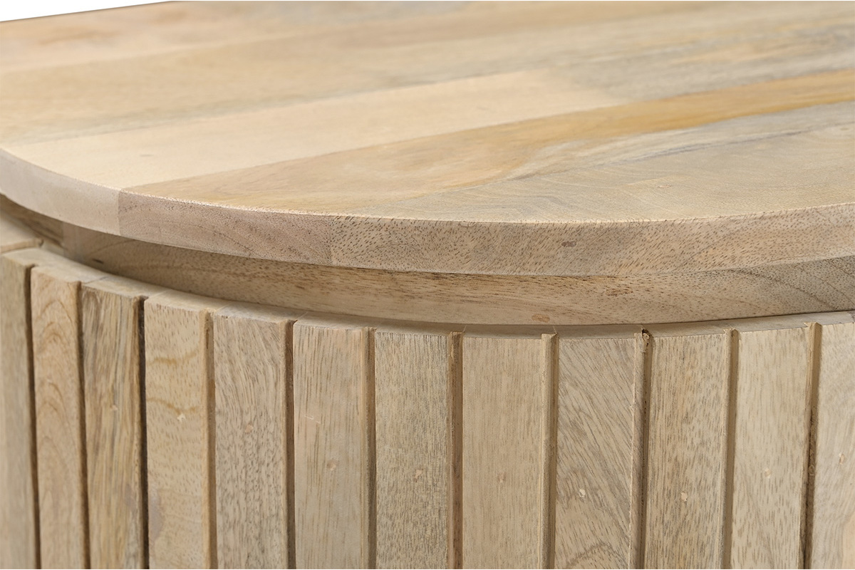 Nahaufnahme des Badezimmerschranks aus massivem Mangoholz, geriffeltes Design.