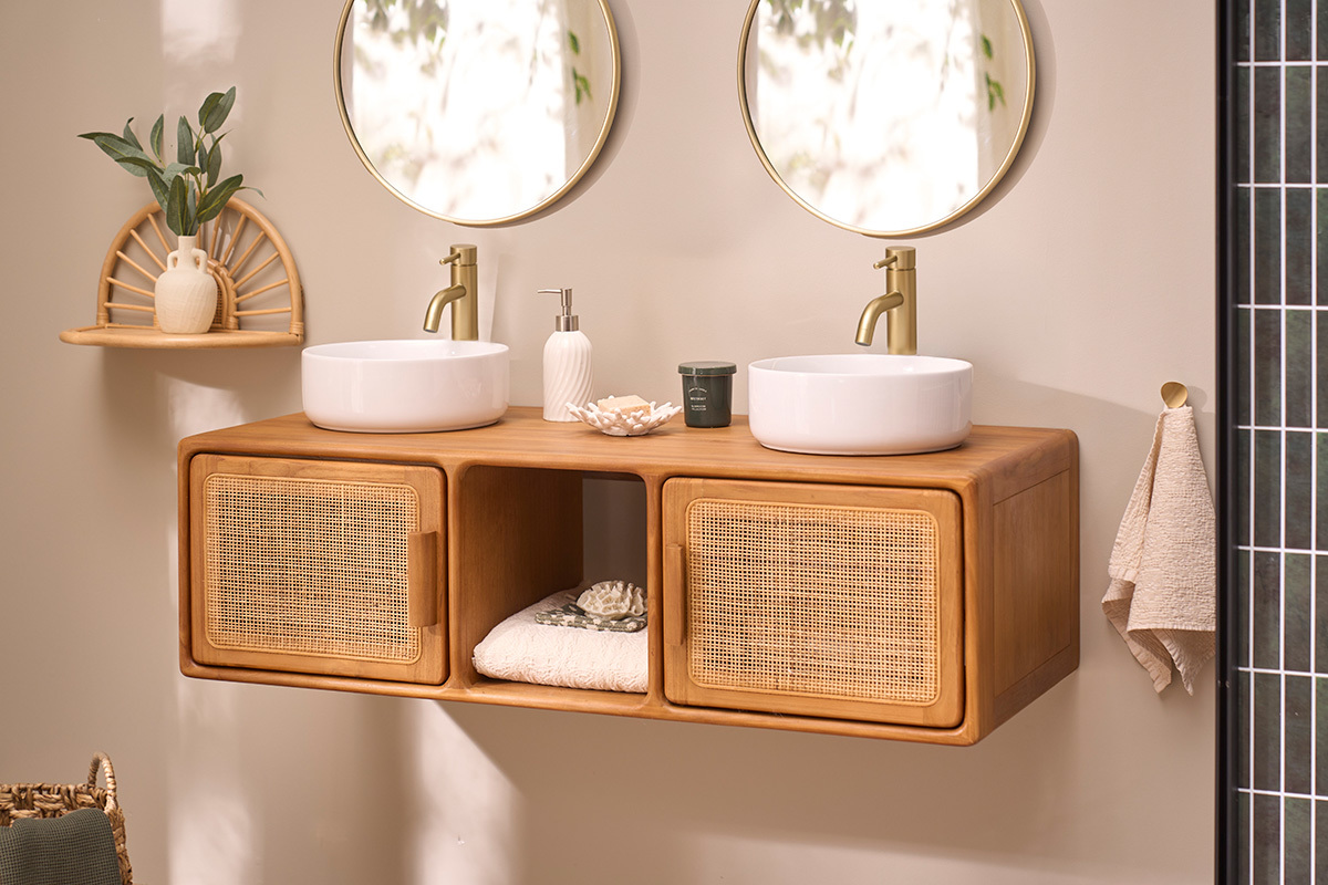 H�ngendes Badezimmerm�bel aus massiver Teak mit Rattan-Geflecht, zwei Waschbecken und Stauraum, Frontansicht.