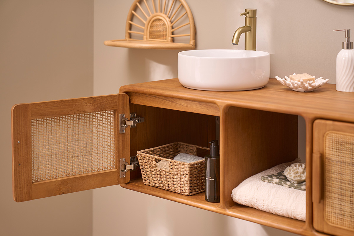 Badezimmerm�bel aus Teakholz mit einem offenen Schrank, wei�em Waschbecken und dekorativen Accessoires