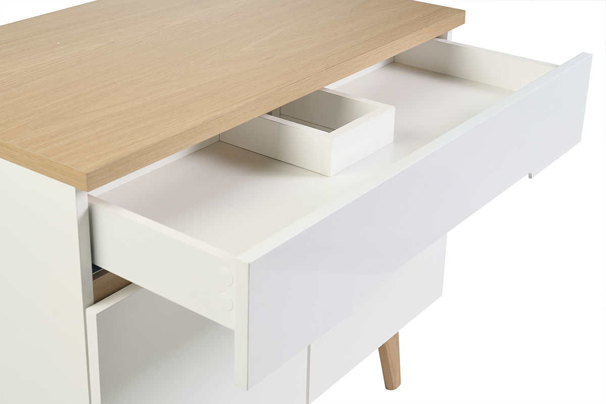 Wei� lackiertes Badezimmerm�bel mit offenem Schubfach und heller Holzplatte, Draufsicht.
