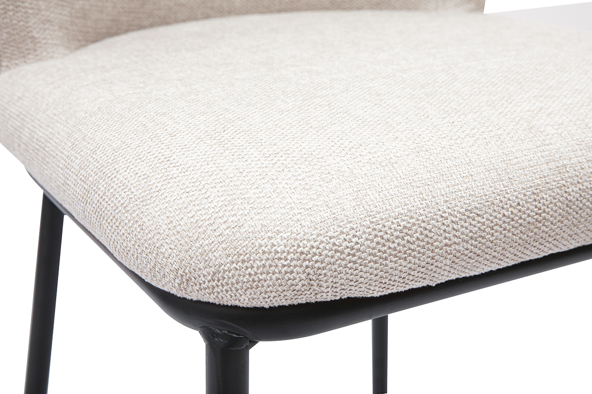 Detail eines Hockers aus beigefarbenem Stoff in Samtoptik und schwarzem Metall, Nahaufnahme der Sitzfl�che