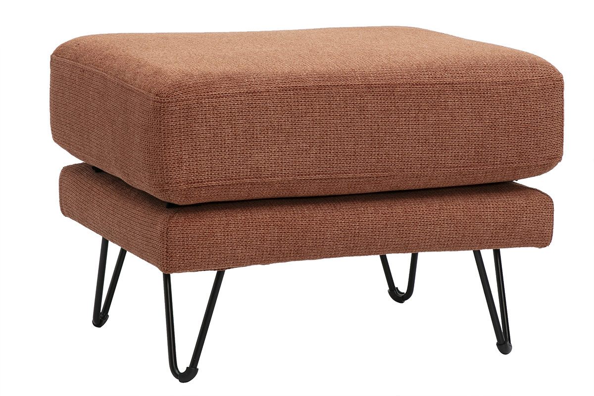 Hocker als Fu�st�tze aus Chenille-Stoff in gebrannter Erde, Dreiviertelansicht, mit schwarzen Metallf��en.