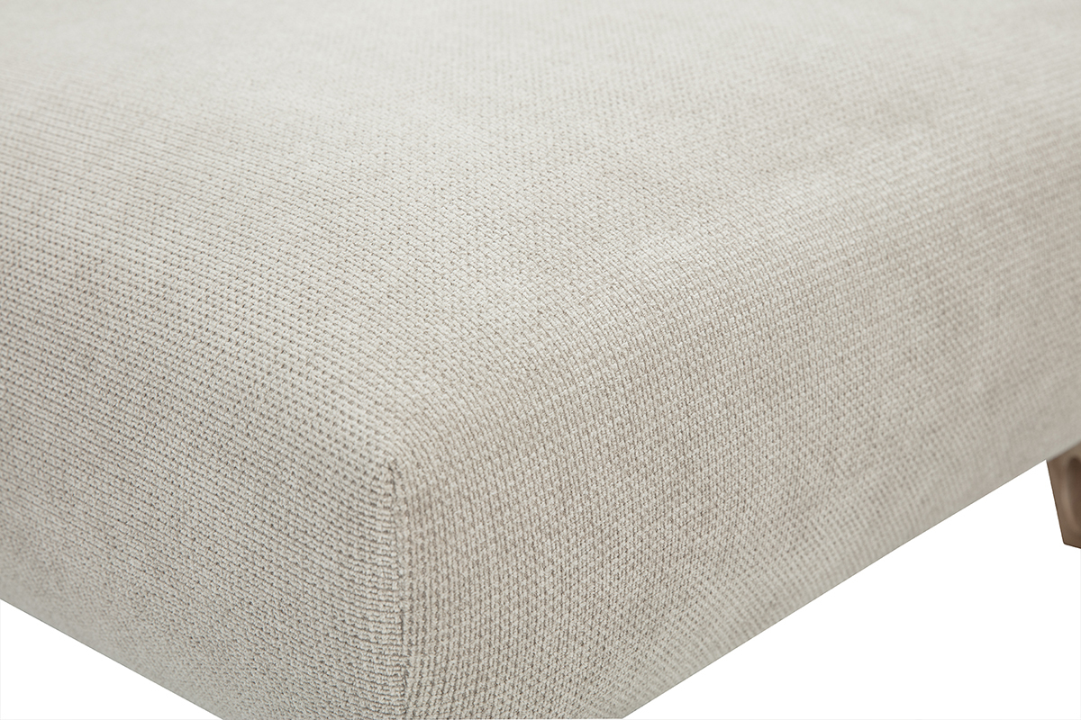 Beiger Chenille-Stoff Fu�hocker, Nahaufnahme, niedriger Winkel.