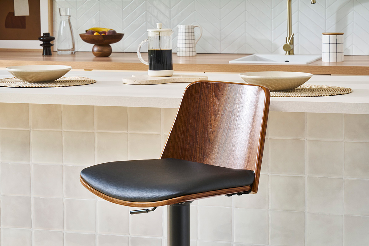 Hocker mit verstellbarem dunklem Holz und schwarzem Polyurethan DOA