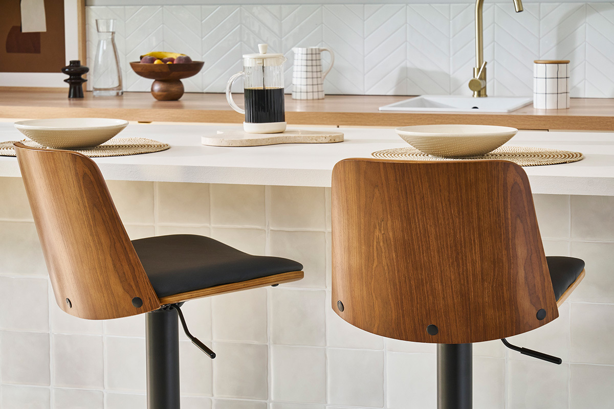 Hocker mit verstellbarem dunklem Holz und schwarzem Polyurethan DOA