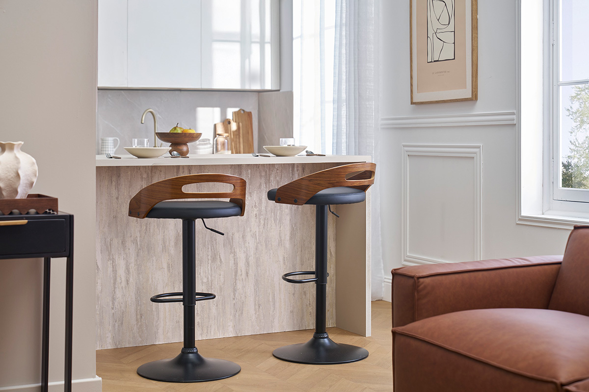 Schwarze und Walnuss MANO Barhocker, Seitenansicht in einer eleganten K�che.